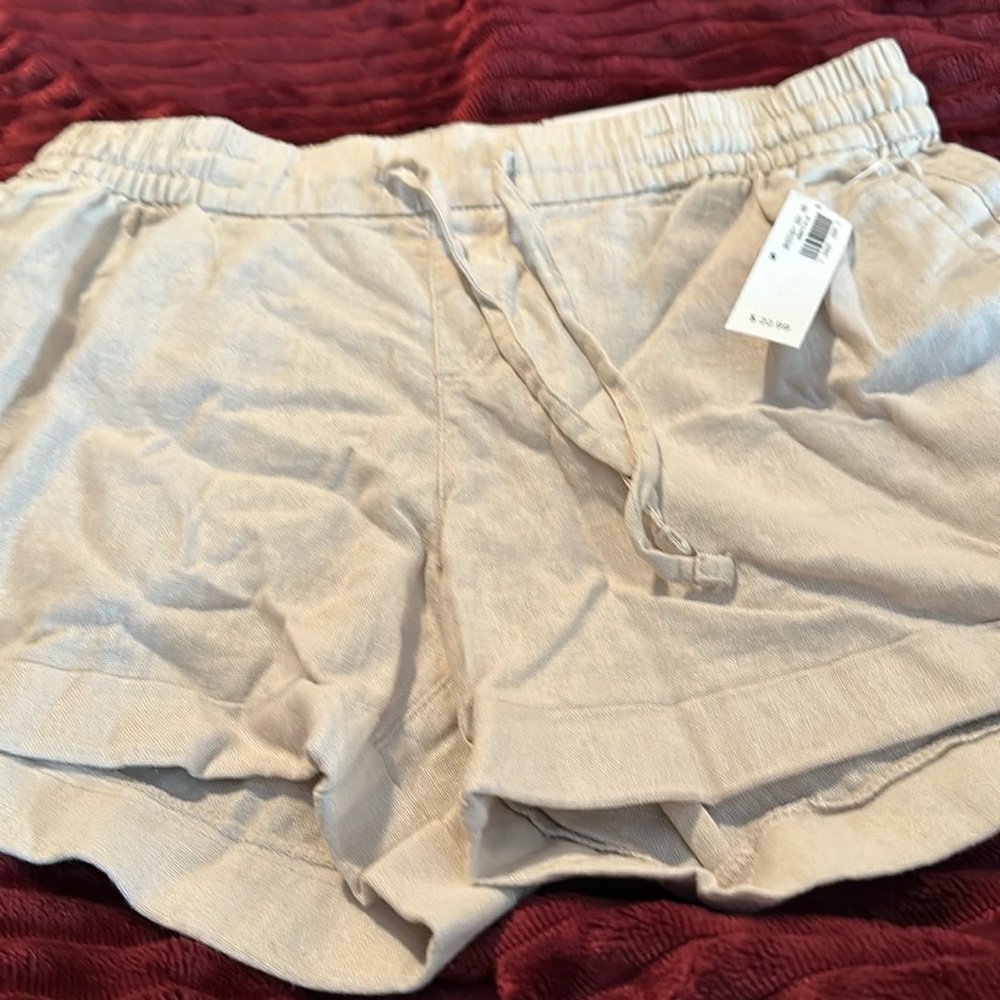 Old Navy drawstring khaki shorts with pockets size Small Brand New with Tag